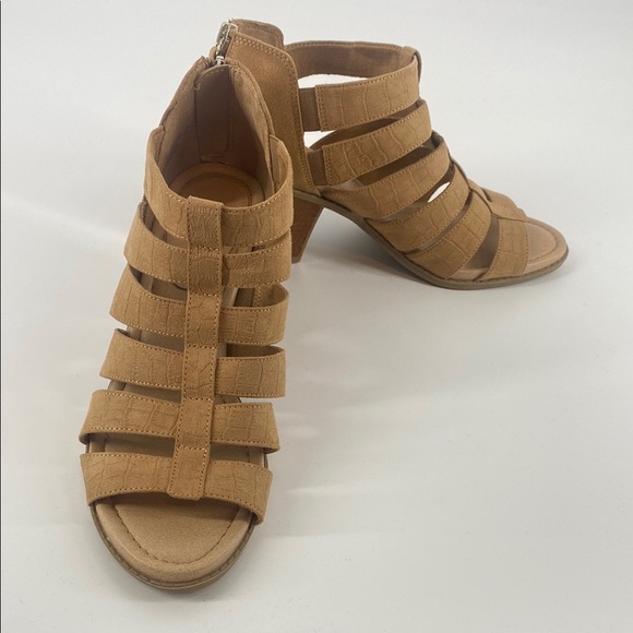 Stylish Tan Strappy Heeled Sandals - Picture 6 of 7
